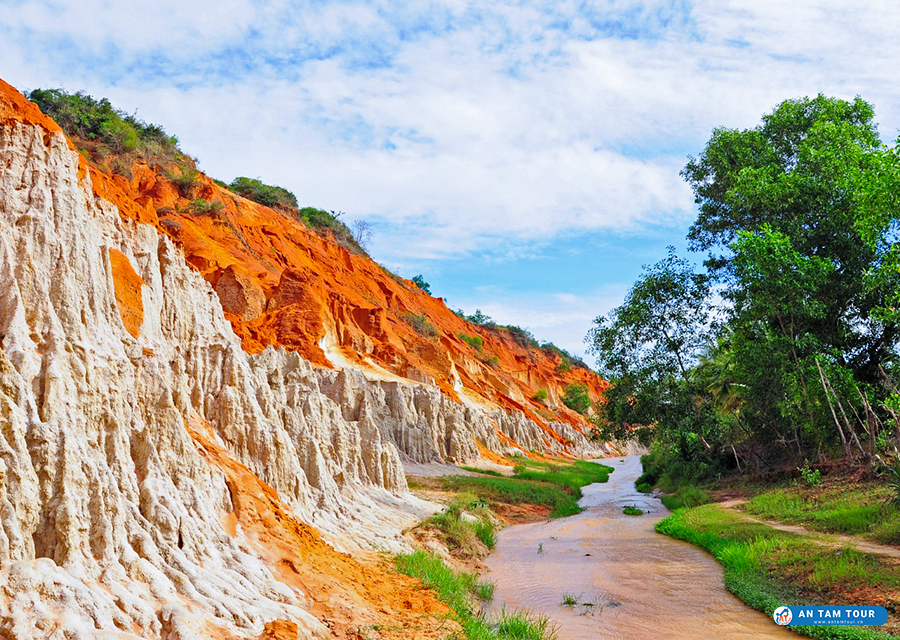 Suối Tiên Mũi Né, nàng tiên đẹp xinh ẩn mình bên đồi cát đỏ.
