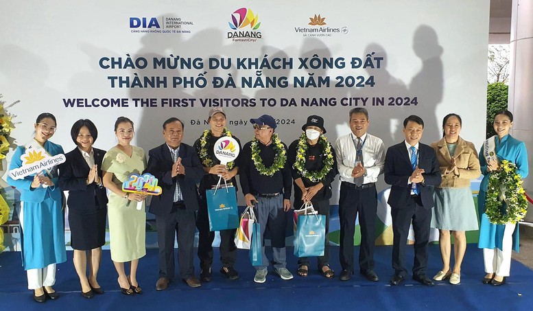 Du lịch Đà Nẵng nhộn nhịp chào đón du khách trong nước và quốc tế trong dịp Tết Dương lịch 2024.